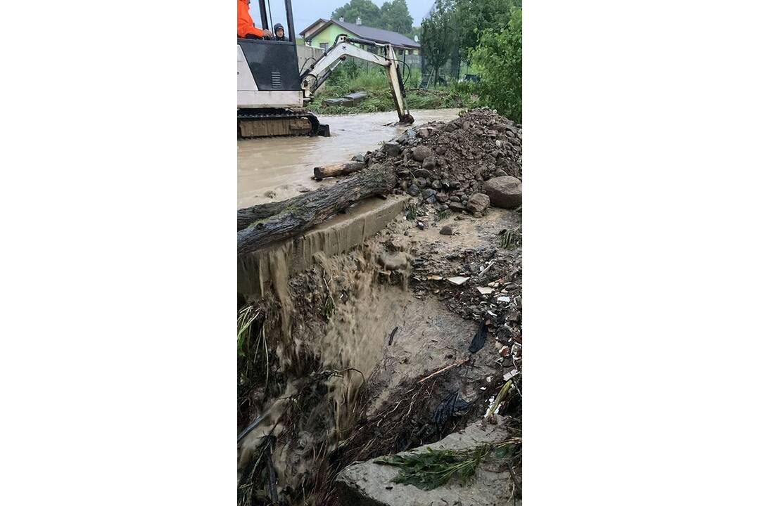 FOTO: Záplavy trápia aj obyvateľov Kočoviec, foto 3