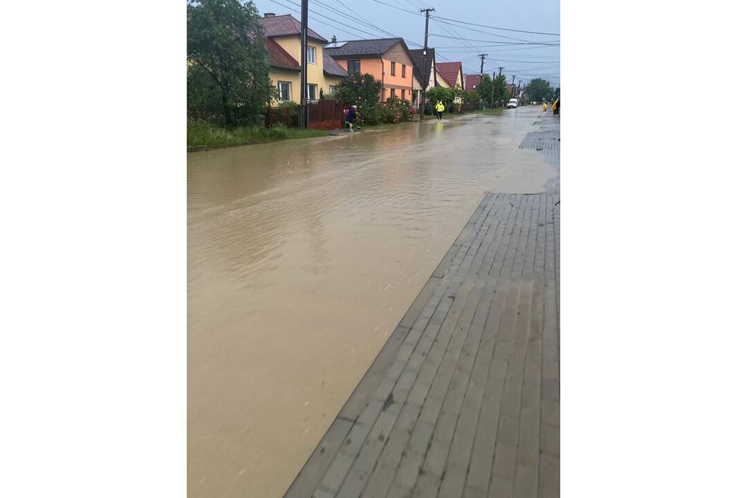 FOTO: Záplavy trápia aj obyvateľov Kočoviec, foto 9