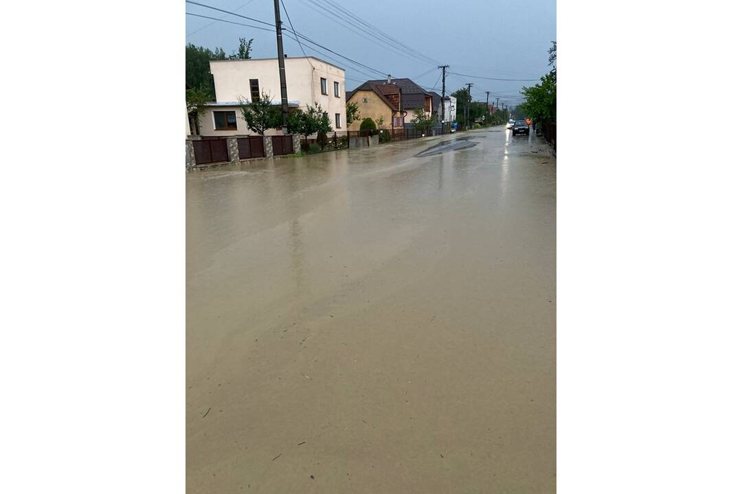 FOTO: Záplavy trápia aj obyvateľov Kočoviec, foto 10