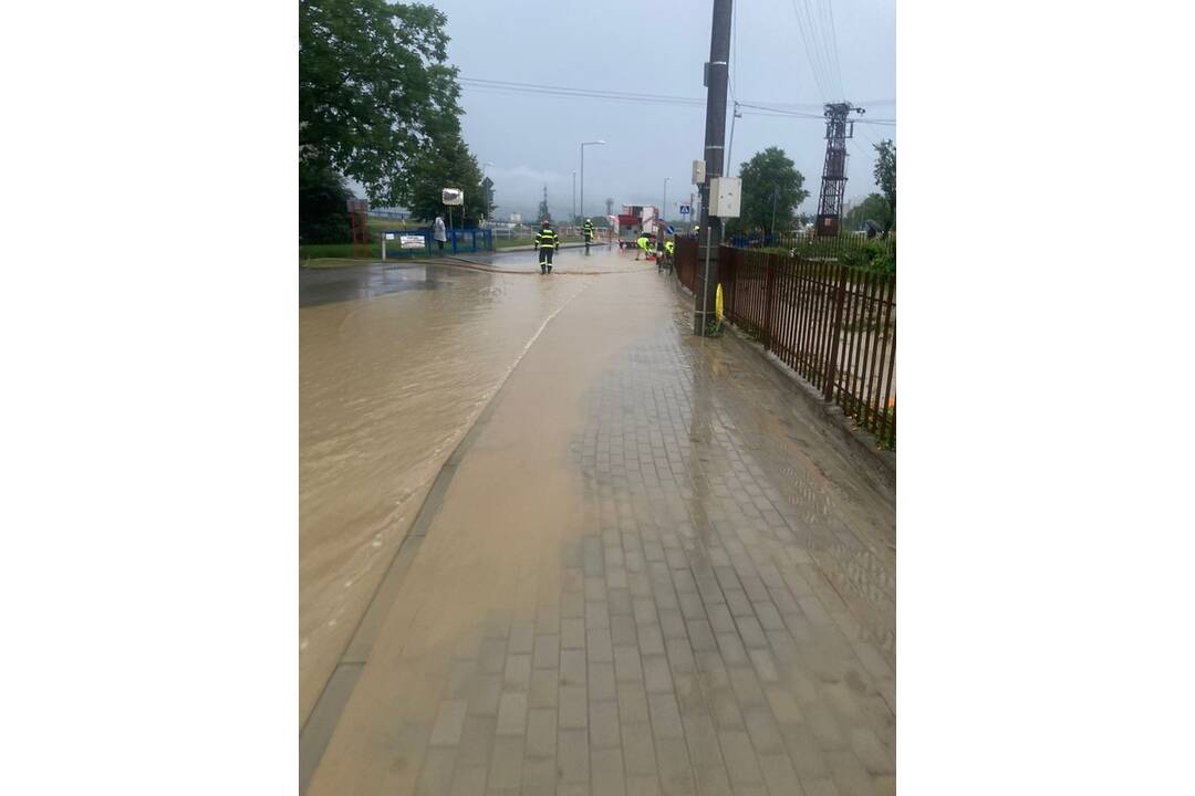 FOTO: Záplavy trápia aj obyvateľov Kočoviec, foto 12