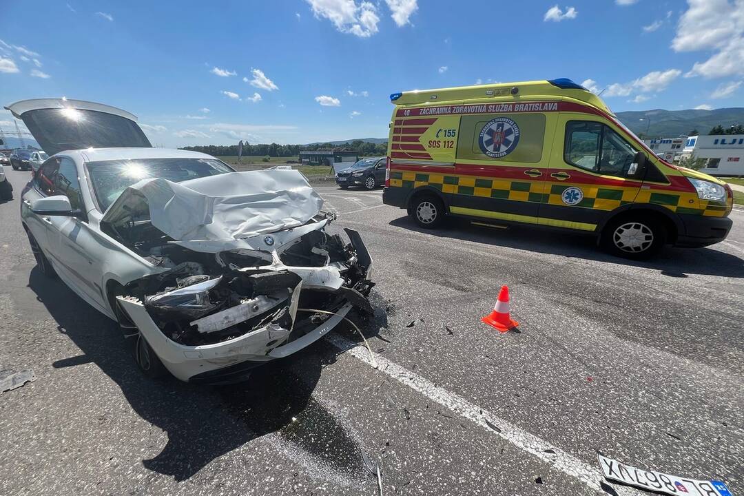 FOTO: Sobotná dopravná nehoda v obci Pravenec, foto 1