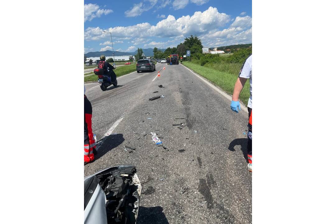 FOTO: Sobotná dopravná nehoda v obci Pravenec, foto 5