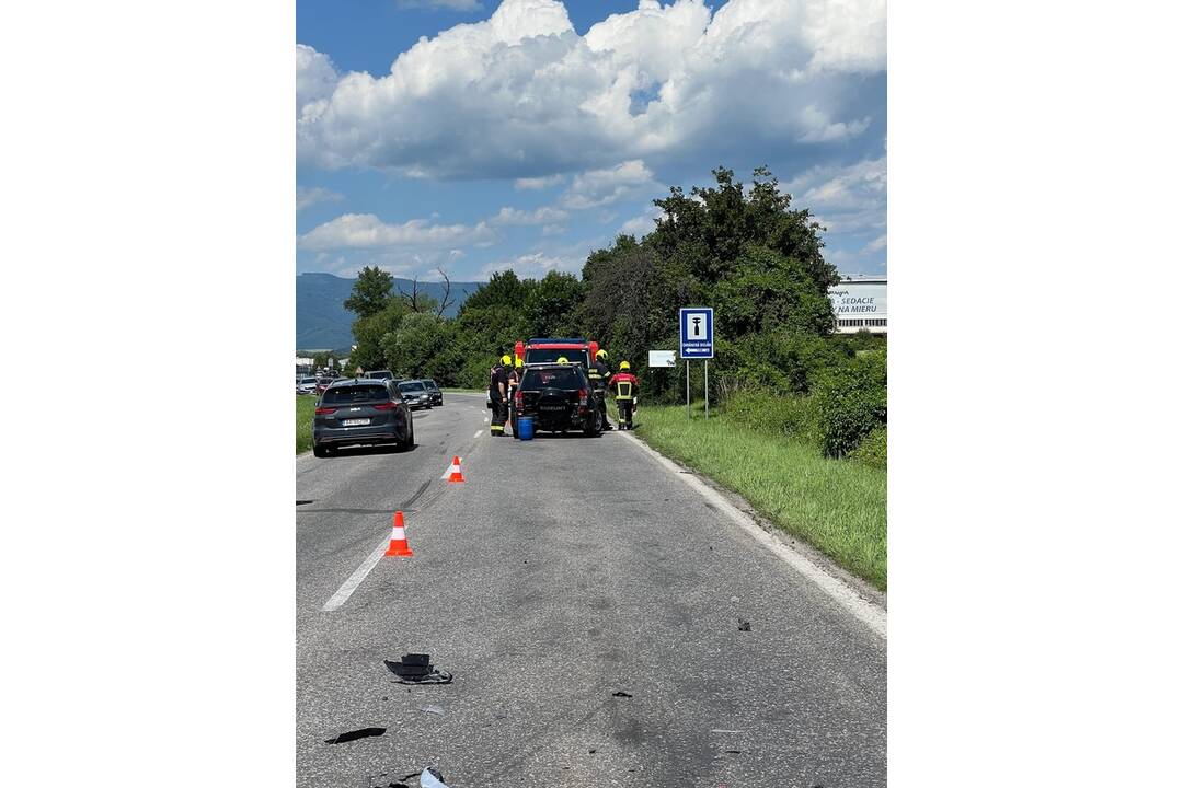 FOTO: Sobotná dopravná nehoda v obci Pravenec, foto 2