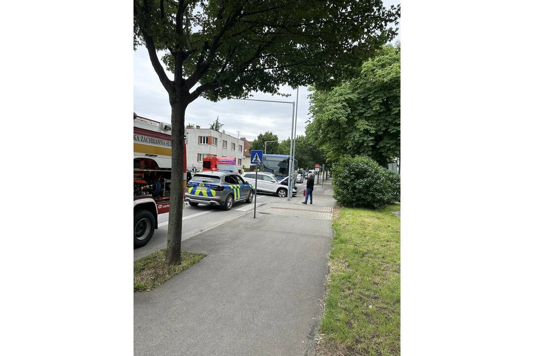 FOTO: Nehoda znepriechodnila cestu pri škole, foto 1