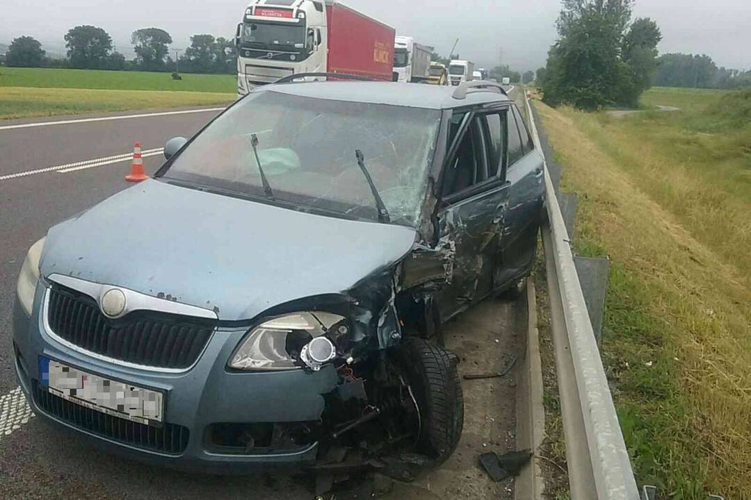 FOTO: Hasiči pomáhali dostať z auta zranenú osobu, foto 1