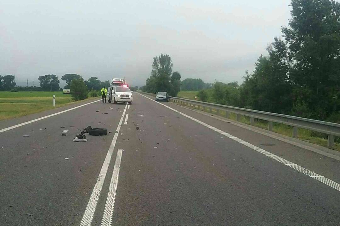 FOTO: Hasiči pomáhali dostať z auta zranenú osobu, foto 2