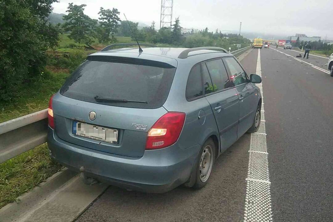 FOTO: Hasiči pomáhali dostať z auta zranenú osobu, foto 3