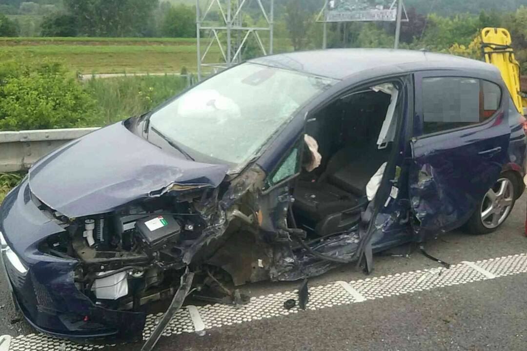 FOTO: Hasiči pomáhali dostať z auta zranenú osobu, foto 4