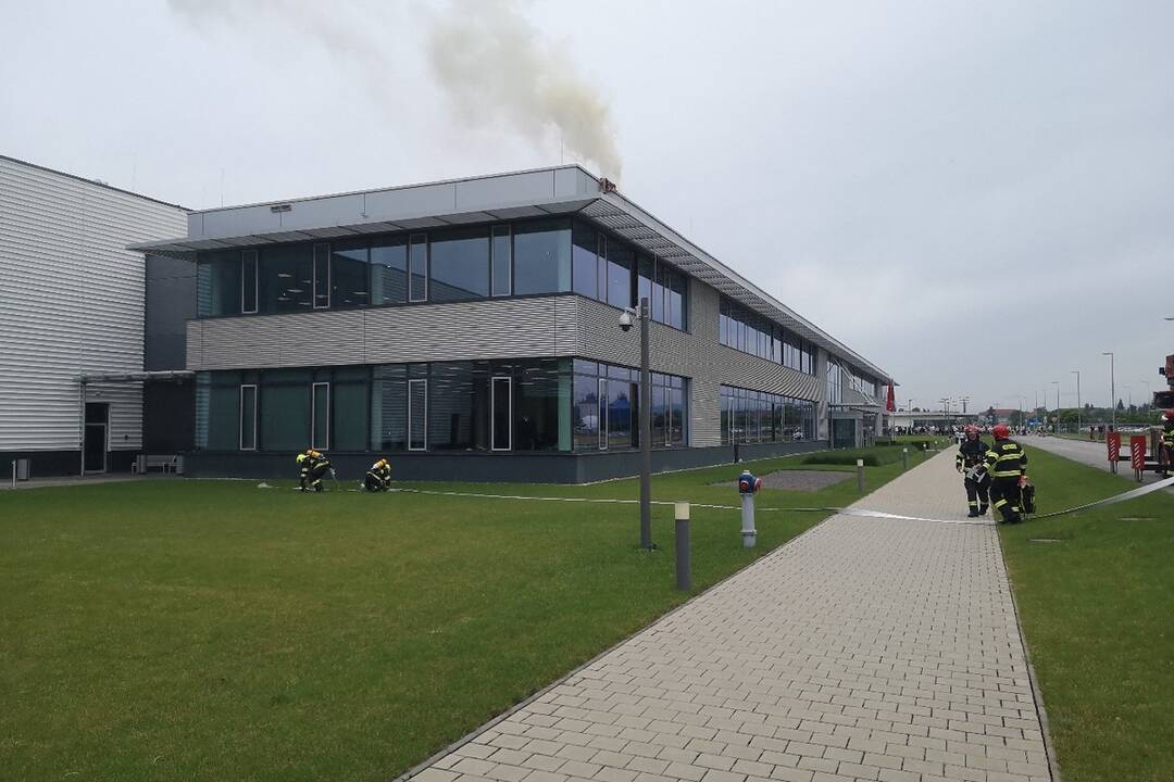 FOTO: Hasiči zachraňovali osoby a hasili požiar strechy, foto 1