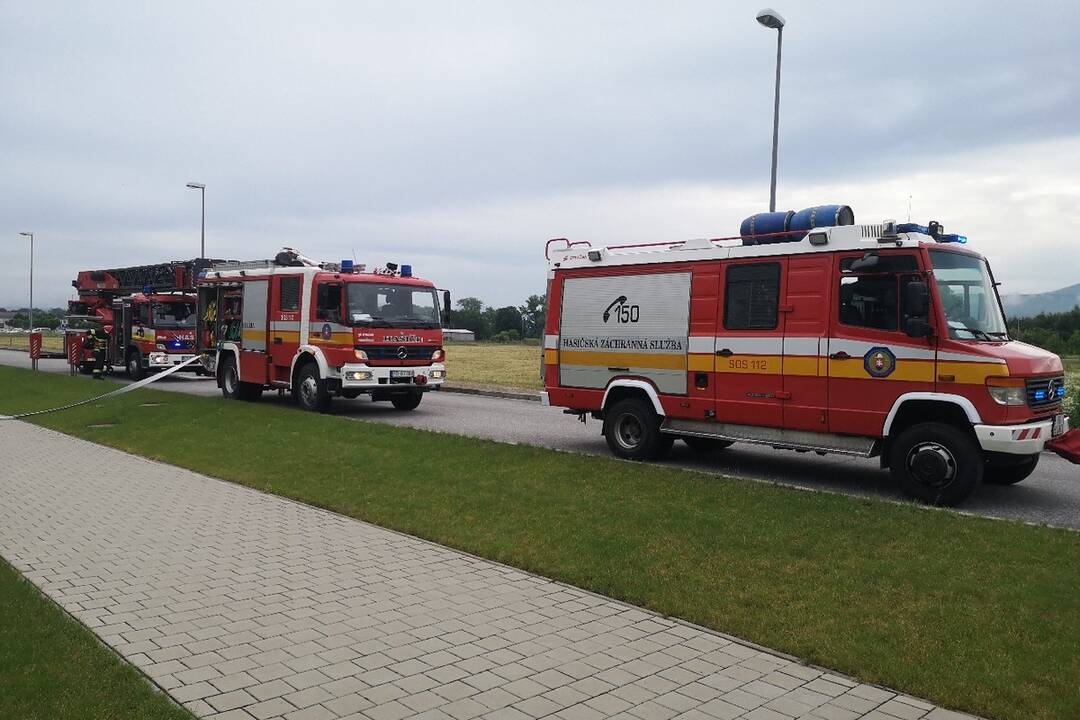 FOTO: Hasiči zachraňovali osoby a hasili požiar strechy, foto 2