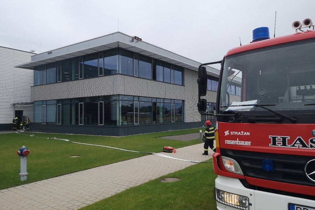 FOTO: Hasiči zachraňovali osoby a hasili požiar strechy, foto 3