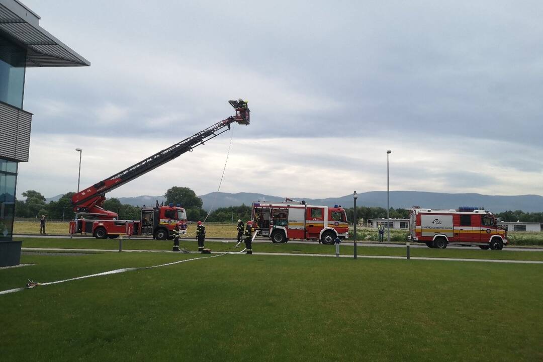 FOTO: Hasiči zachraňovali osoby a hasili požiar strechy, foto 4