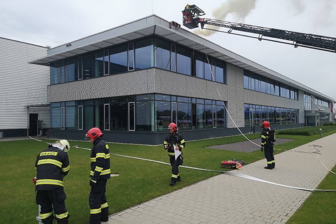 FOTO: Hasiči zachraňovali osoby a hasili požiar strechy, foto 5