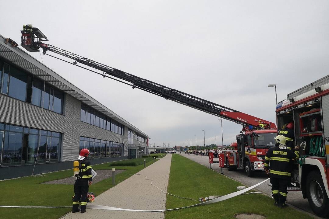 FOTO: Hasiči zachraňovali osoby a hasili požiar strechy, foto 6