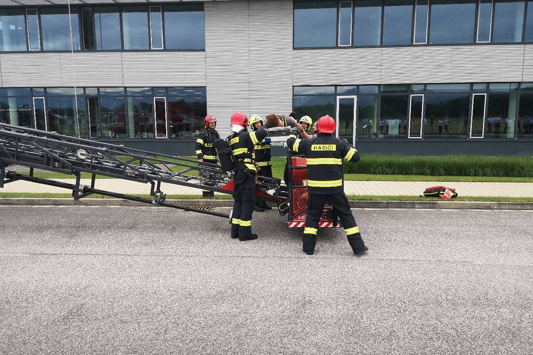 FOTO: Hasiči zachraňovali osoby a hasili požiar strechy, foto 8