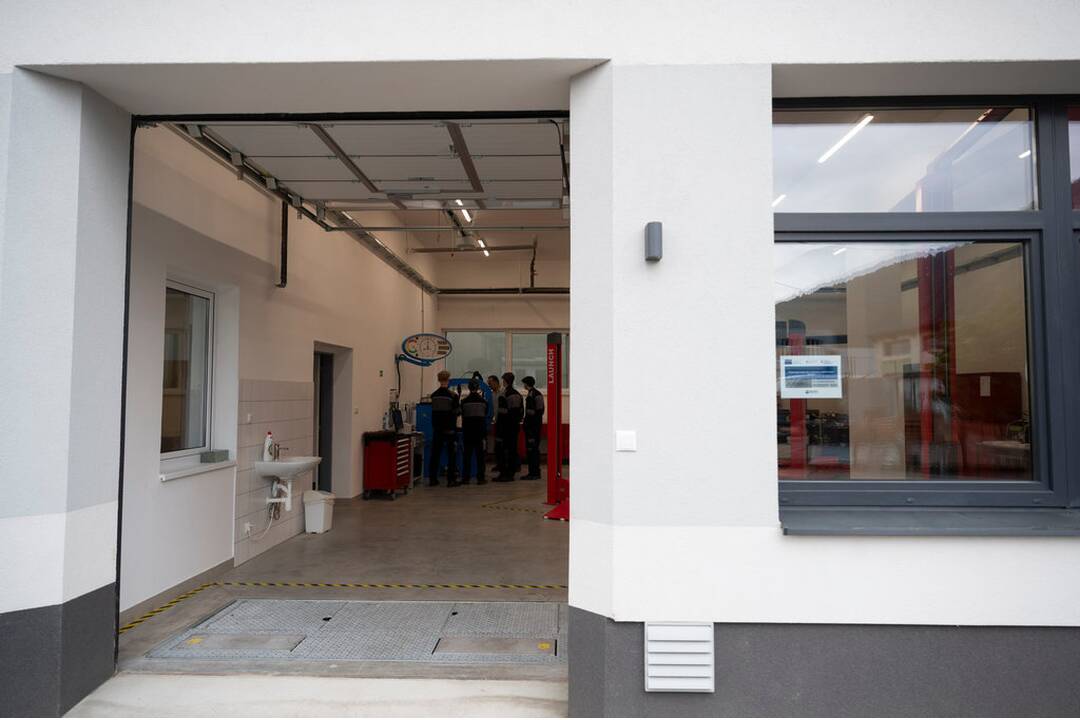 FOTO: V SOŠ Považská Bystrica zmodernizovali odborné dielne, foto 3