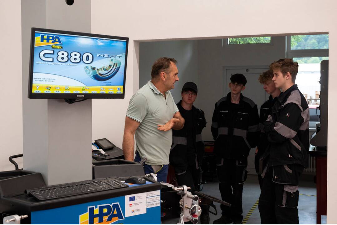 FOTO: V SOŠ Považská Bystrica zmodernizovali odborné dielne, foto 4