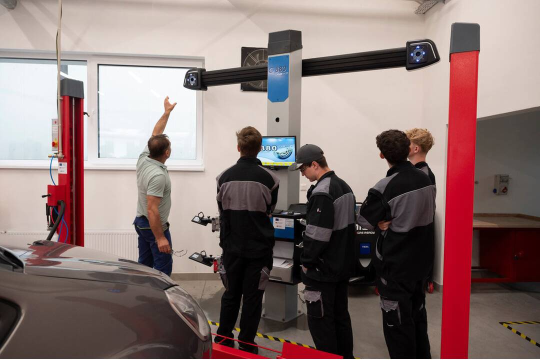 FOTO: V SOŠ Považská Bystrica zmodernizovali odborné dielne, foto 2