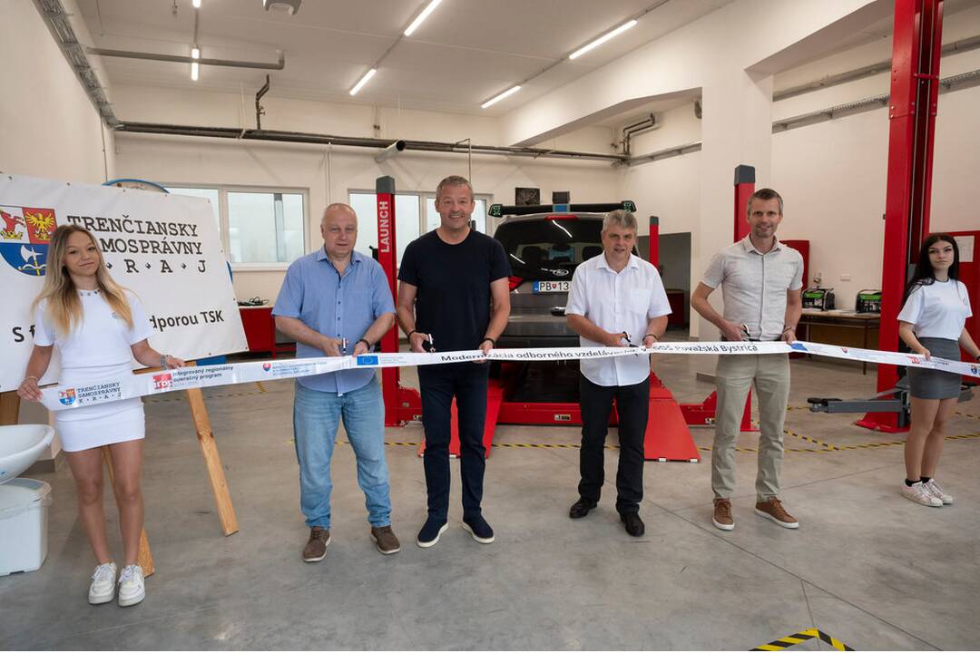 FOTO: V SOŠ Považská Bystrica zmodernizovali odborné dielne, foto 8