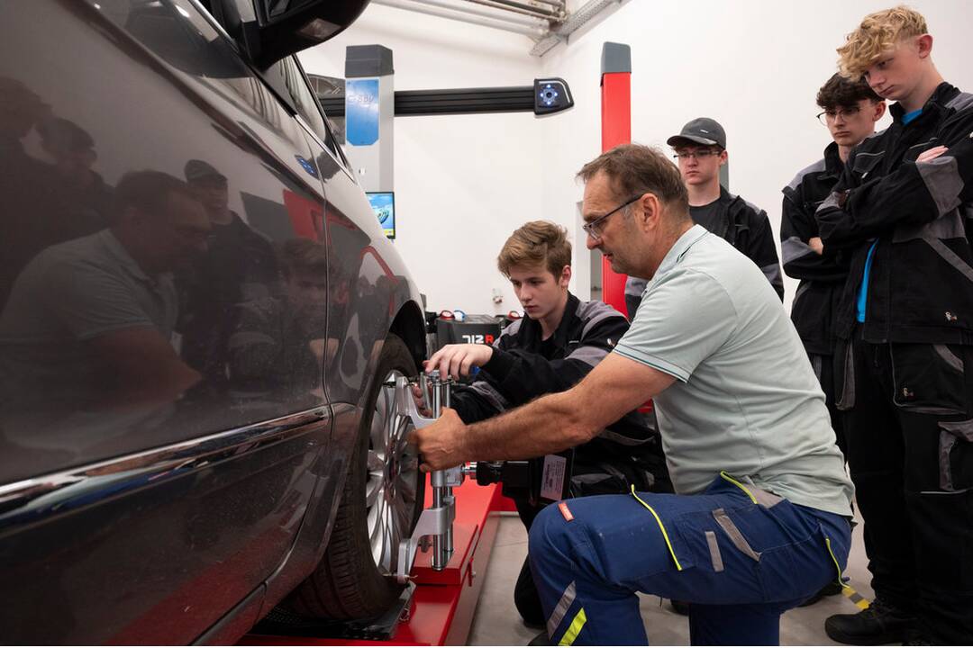 FOTO: V SOŠ Považská Bystrica zmodernizovali odborné dielne, foto 9