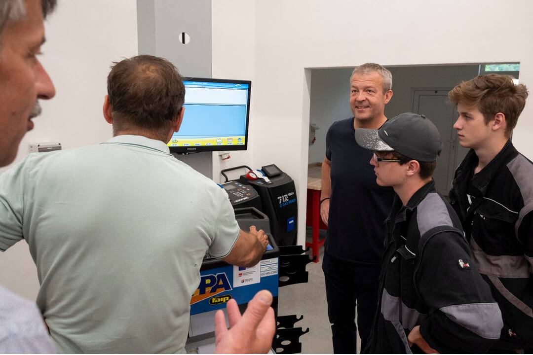 FOTO: V SOŠ Považská Bystrica zmodernizovali odborné dielne, foto 10