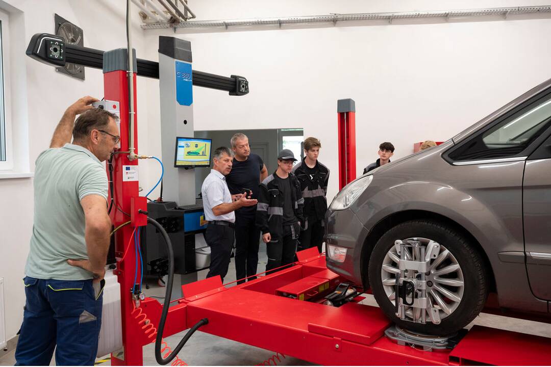 FOTO: V SOŠ Považská Bystrica zmodernizovali odborné dielne, foto 11