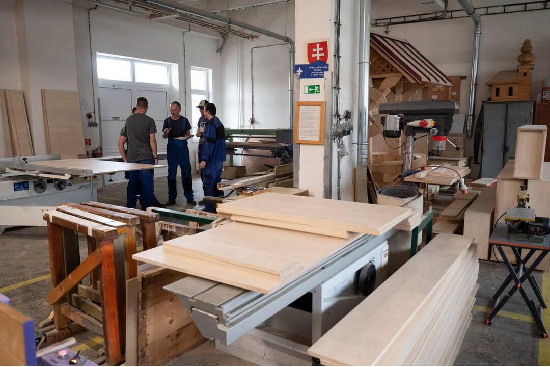 FOTO: V SOŠ Považská Bystrica zmodernizovali odborné dielne, foto 16