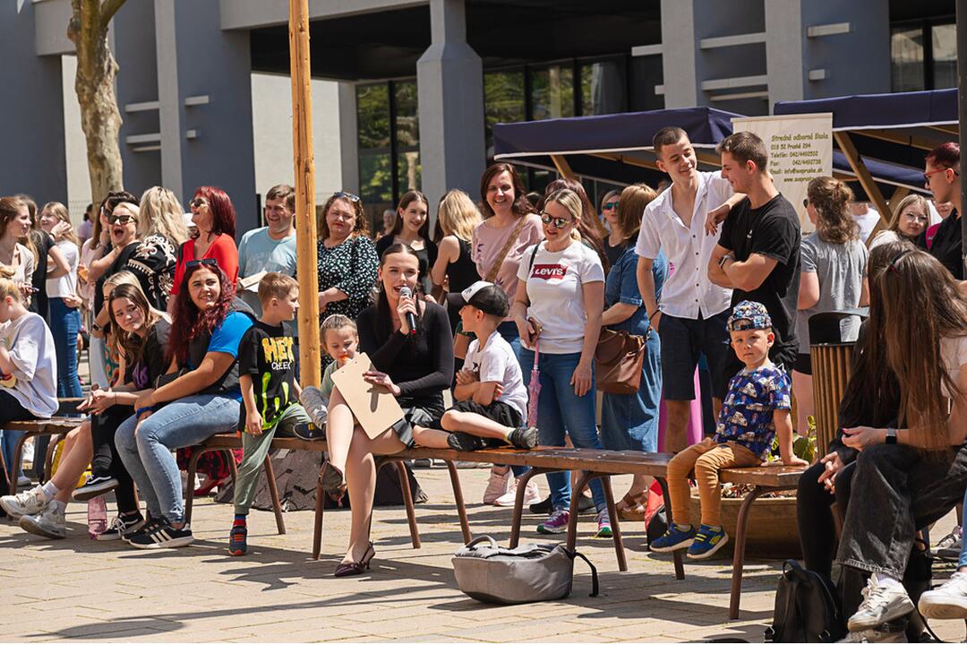 FOTO: Módna prehliadka v Púchove zaplnila pešiu zónu. Študenti prezentovali vlastnoručne ušité modely, foto 8