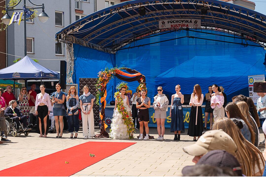 FOTO: Módna prehliadka v Púchove zaplnila pešiu zónu. Študenti prezentovali vlastnoručne ušité modely, foto 6