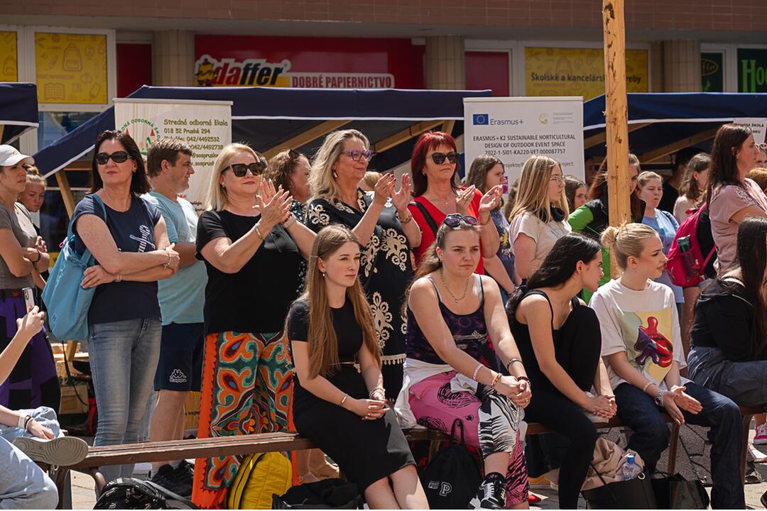 FOTO: Módna prehliadka v Púchove zaplnila pešiu zónu. Študenti prezentovali vlastnoručne ušité modely, foto 9