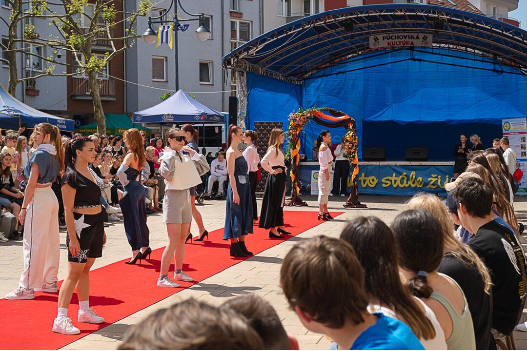 FOTO: Módna prehliadka v Púchove zaplnila pešiu zónu. Študenti prezentovali vlastnoručne ušité modely, foto 7