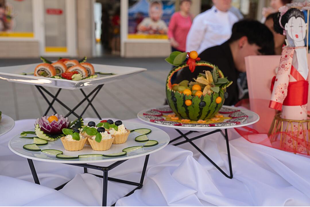 FOTO: Módna prehliadka v Púchove zaplnila pešiu zónu. Študenti prezentovali vlastnoručne ušité modely, foto 14