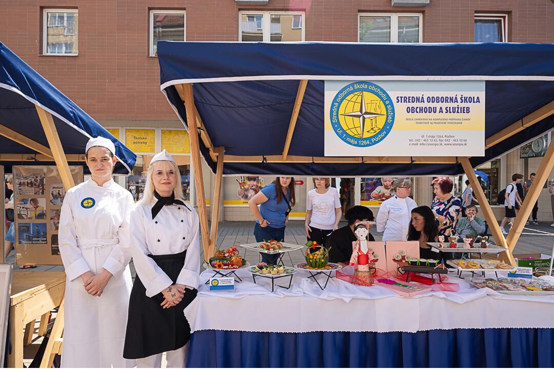 FOTO: Módna prehliadka v Púchove zaplnila pešiu zónu. Študenti prezentovali vlastnoručne ušité modely, foto 15