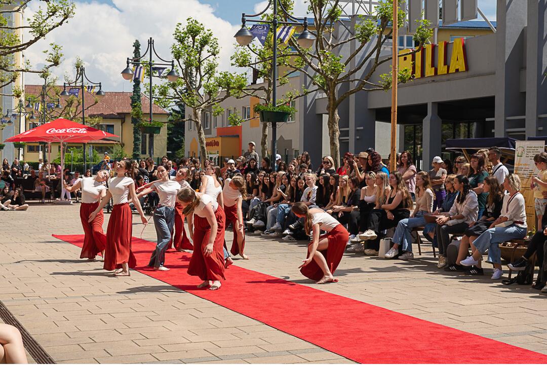 FOTO: Módna prehliadka v Púchove zaplnila pešiu zónu. Študenti prezentovali vlastnoručne ušité modely, foto 16