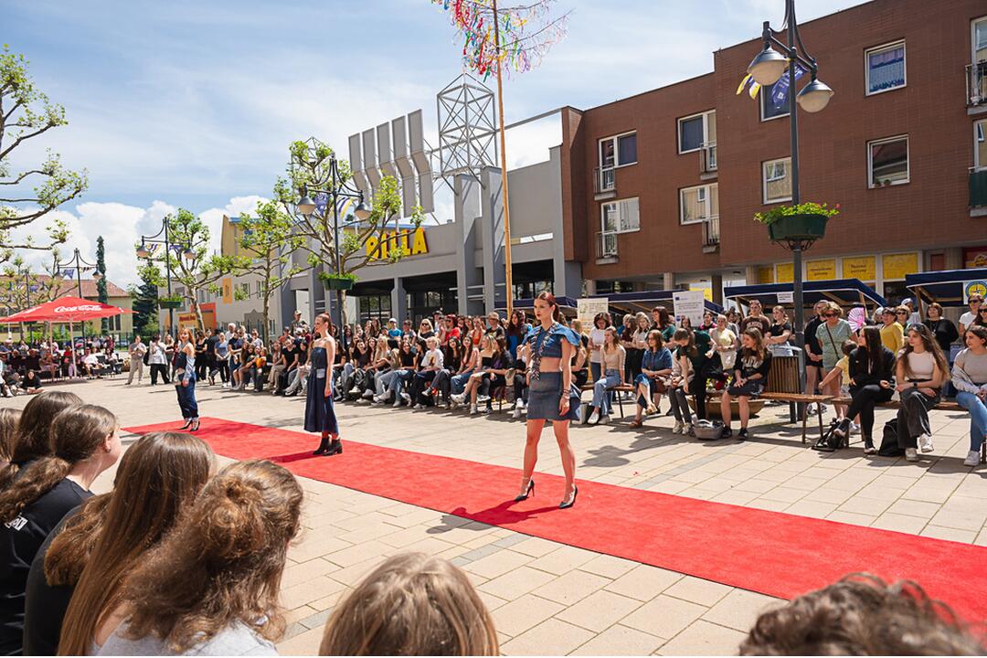FOTO: Módna prehliadka v Púchove zaplnila pešiu zónu. Študenti prezentovali vlastnoručne ušité modely, foto 4