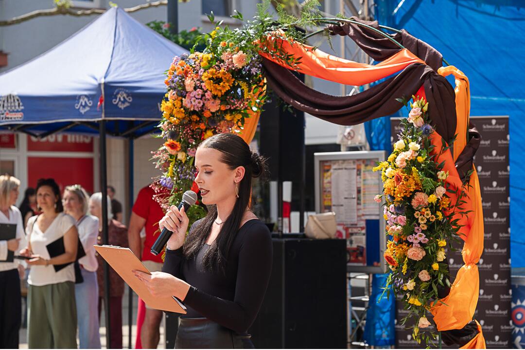 FOTO: Módna prehliadka v Púchove zaplnila pešiu zónu. Študenti prezentovali vlastnoručne ušité modely, foto 5