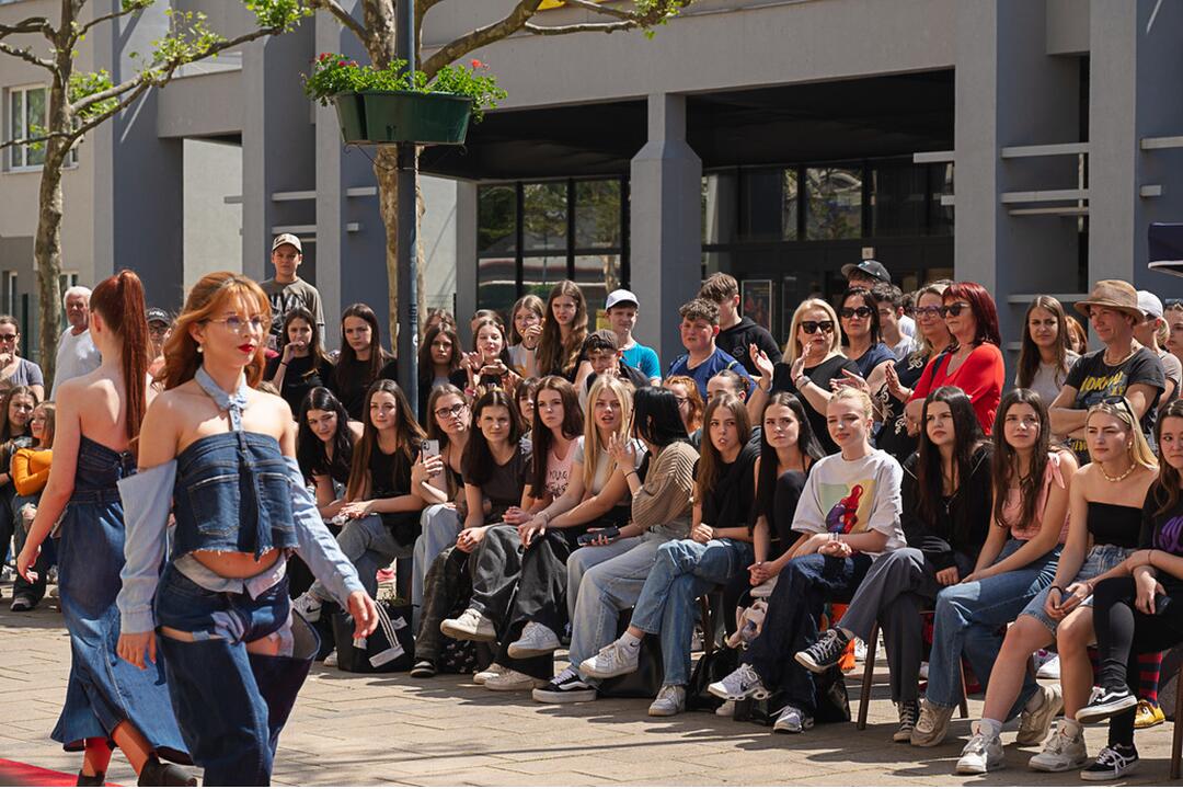 FOTO: Módna prehliadka v Púchove zaplnila pešiu zónu. Študenti prezentovali vlastnoručne ušité modely, foto 17