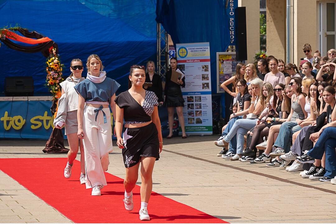 FOTO: Módna prehliadka v Púchove zaplnila pešiu zónu. Študenti prezentovali vlastnoručne ušité modely, foto 3