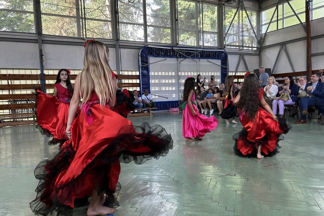 FOTO: V Handlovej otvorili nové komunitné centrum na podporu a zlepšenie životných podmienok rómskych obyvateľov, foto 5