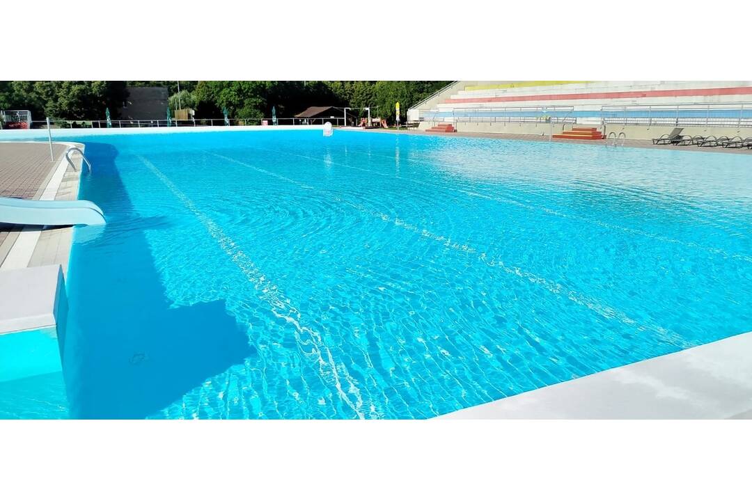 FOTO: Kúpalisko Dúha v meste Partizánske otvorilo svoje brány. Láka na horúčavy a osviežujúcu vodu, foto 1