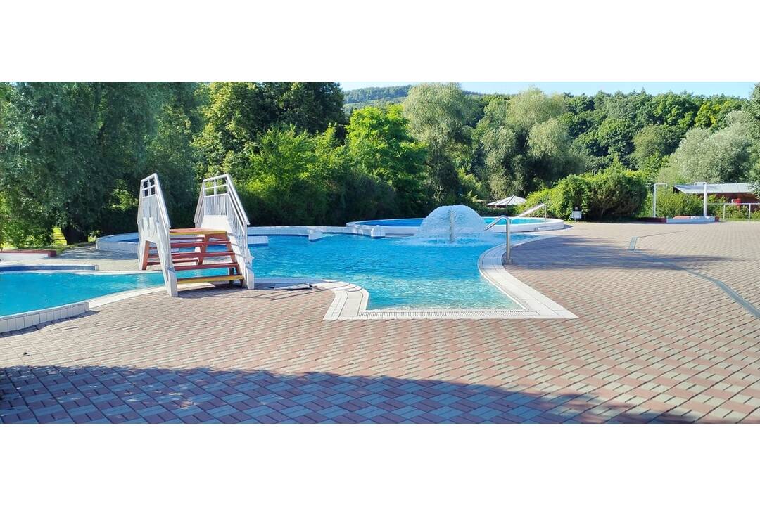 FOTO: Kúpalisko Dúha v meste Partizánske otvorilo svoje brány. Láka na horúčavy a osviežujúcu vodu, foto 2