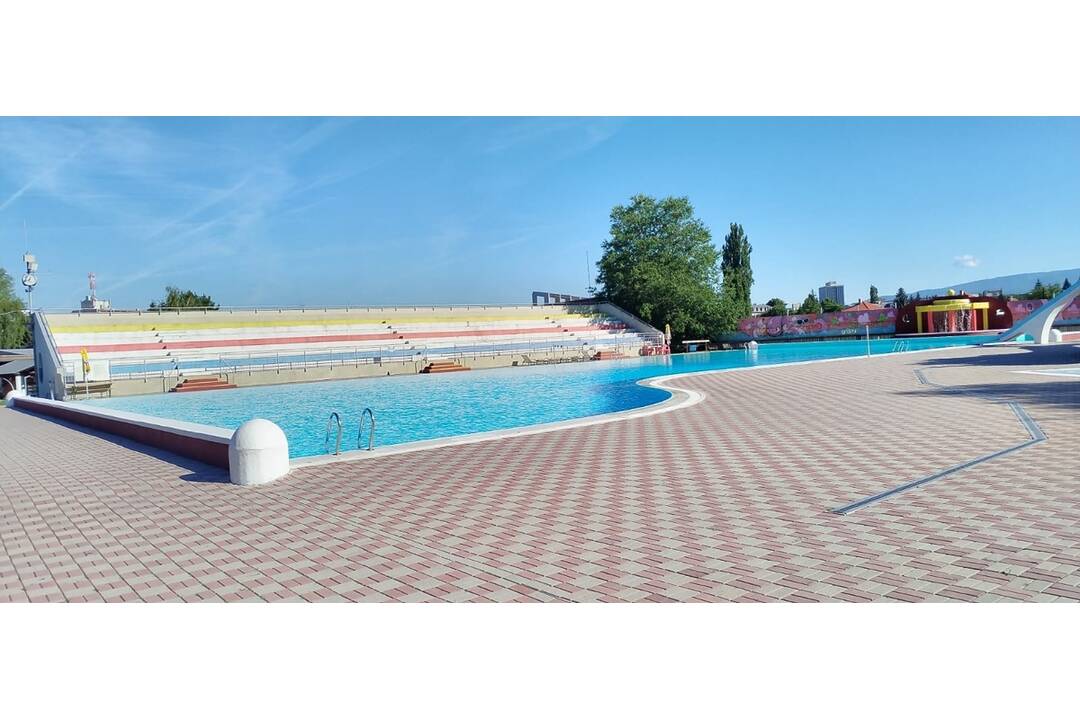 FOTO: Kúpalisko Dúha v meste Partizánske otvorilo svoje brány. Láka na horúčavy a osviežujúcu vodu, foto 10