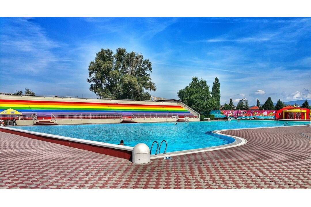FOTO: Kúpalisko Dúha v meste Partizánske otvorilo svoje brány. Láka na horúčavy a osviežujúcu vodu, foto 12