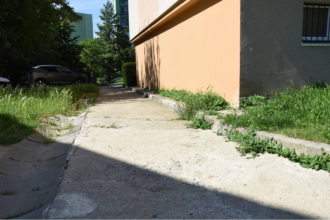 FOTO: Južania sa už nemusia potkýnať o nerovný povrch chodníkov , foto 3