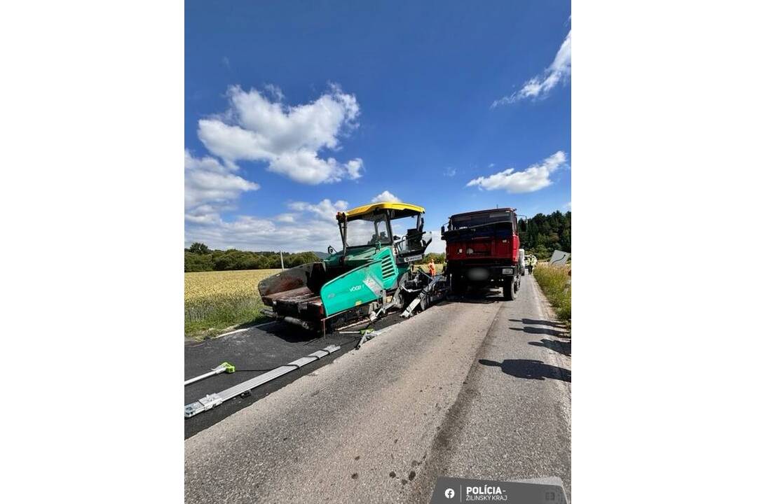 FOTO: Kamión a poľnohospodárske vozidlo zablokovali cestu, foto 1