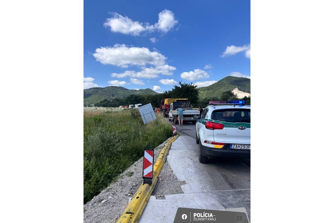 FOTO: Kamión a poľnohospodárske vozidlo zablokovali cestu, foto 2