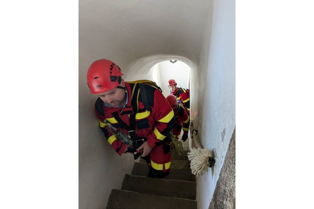 FOTO: Trenčianski hasiči zachraňovali zranenú osobu. V rámci cvičenia ju museli transportovať z veže Trenčianskeho hradu, foto 2