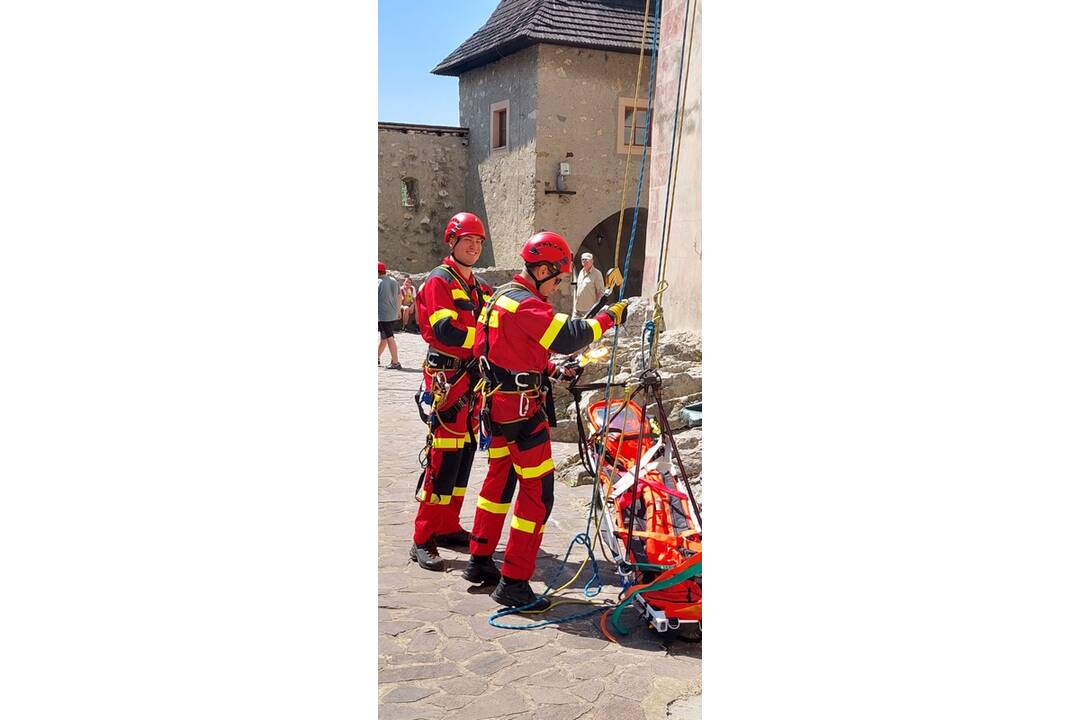 FOTO: Trenčianski hasiči zachraňovali zranenú osobu. V rámci cvičenia ju museli transportovať z veže Trenčianskeho hradu, foto 6