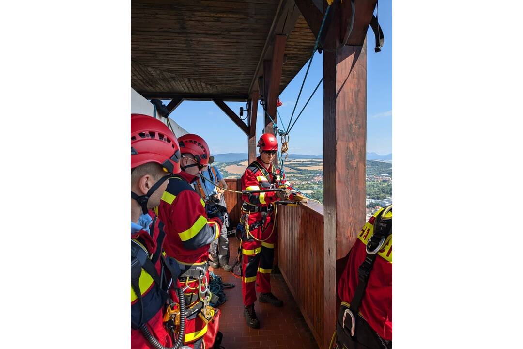 FOTO: Trenčianski hasiči zachraňovali zranenú osobu. V rámci cvičenia ju museli transportovať z veže Trenčianskeho hradu, foto 7