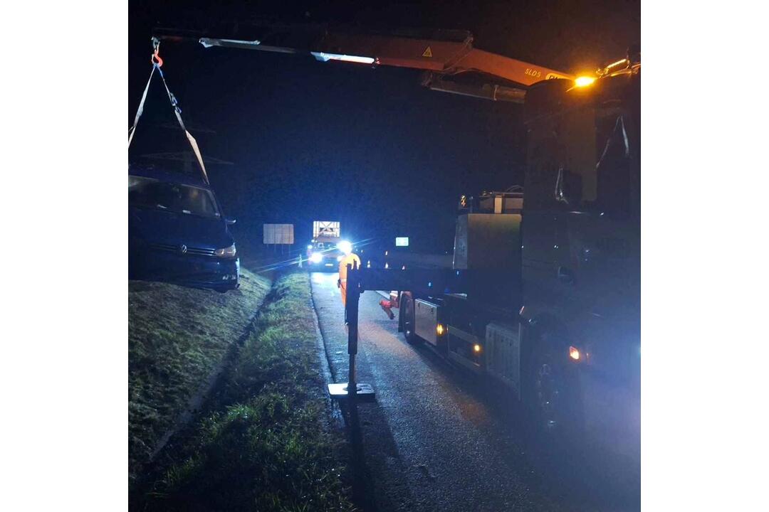 FOTO: Hromadná dopravná nehoda na D1 pri Považskej Bystrici v smere na Žilinu. Zrazilo sa 10 áut, foto 8